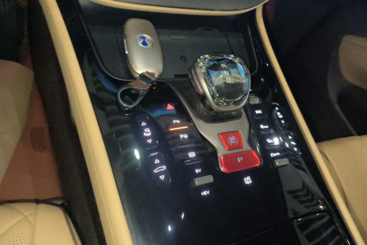 Used Denza D9 2022 DM-i 970 Four-Wheel Drive Flagship Model
