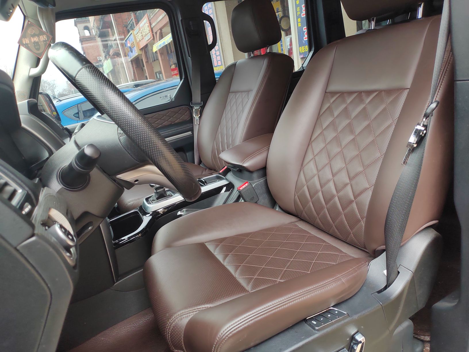 المقاعد الأمامية داخل السيارة