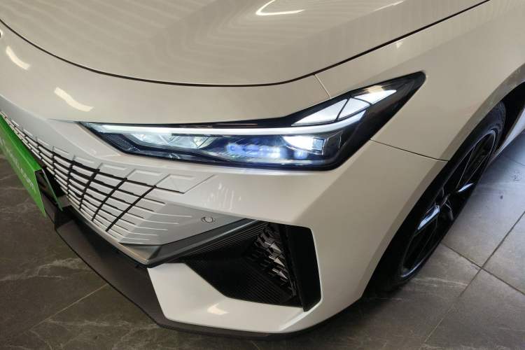 Used Changan UNI-V iDD 2023 ZhiDian iDD 1.5T 113km Smart & Fun Version
