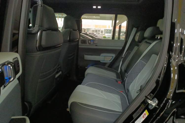 Used Formula Leopard 5 2023 Explore Edition Left Rear Seat