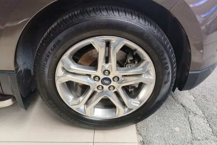 Used Ford Edge 2016 EcoBoost 245 Two-Wheel-Drive Titanium 7-Seater Right Front Wheel Hub