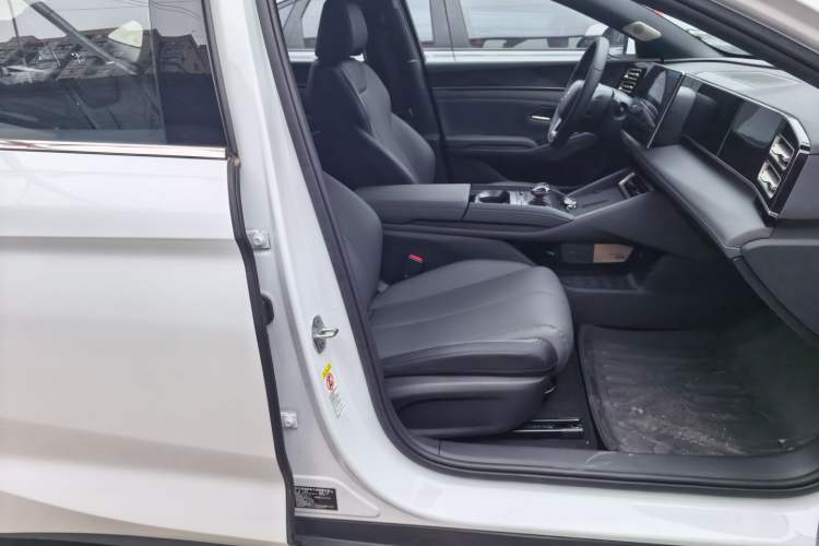 Used BYD Qin L 2025 DM-i Smart Drive 120KM Leading Model
