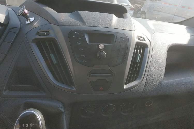 Used Ford Transit 2017 2.0T Diesel Van Short Wheelbase Mid-Roof China V Standard
