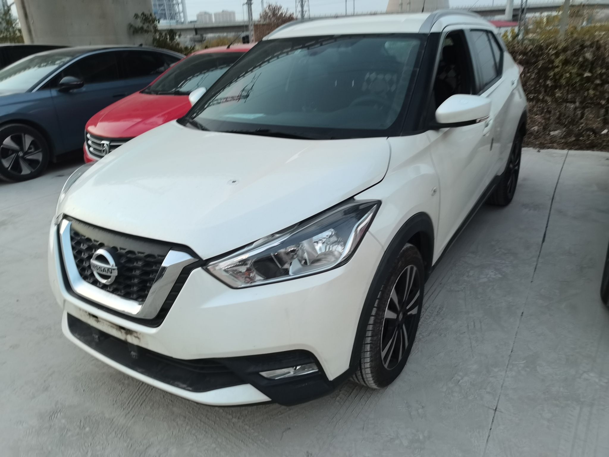 تحت مقدمة السيارة