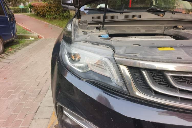 Used Geely Auto Emgrand X7 Sport 2018 1.8TD Automatic Two-Wheel Drive ZhiZun Model with 4G Connectivity Right Front Headlight