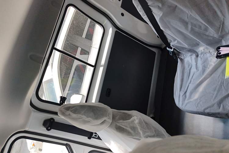 Used Wuling Yangguang 2024 300KM Comfort Version Passenger Van 75kW