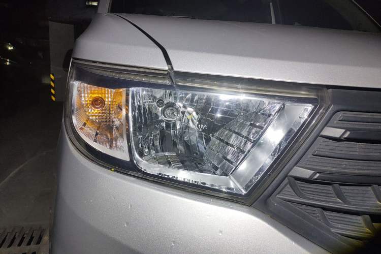 Used Wuling Hongguang V 2022 1.5L Jingqu Edition Enclosed-Window Vehicle with Hydraulic Power Steering LAR Right Front Headlight