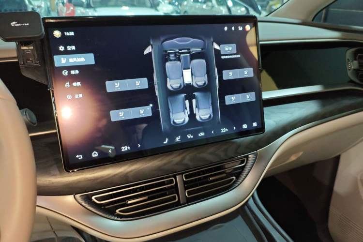 Used Denza D9 2022 DM-i 1040 Prestige Model