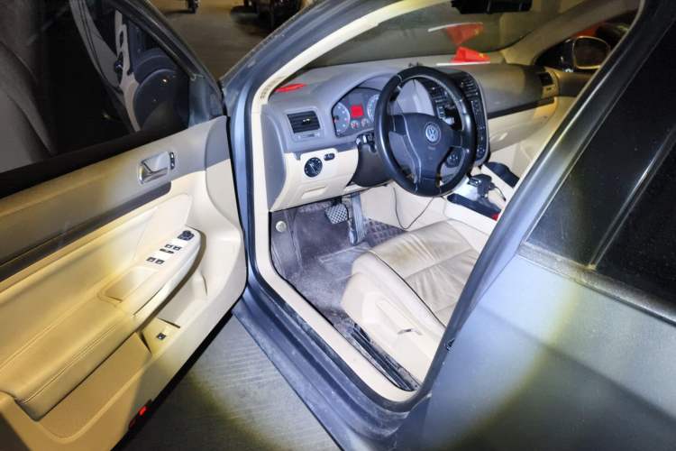 Used Volkswagen Sagitar 2009 2.0L Automatic Leather Edition
