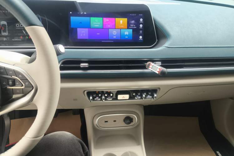 Used ORA Good Cat 2023 401 km Standard Range Luxury Version Lithium Iron Phosphate
