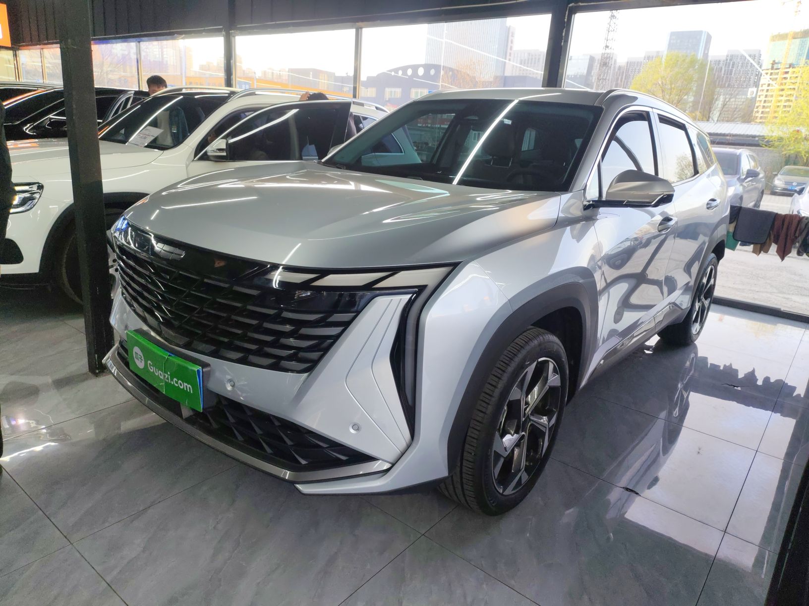 Под передней частью автомобиля