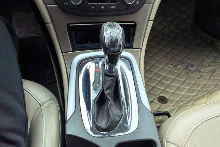 Used Buick Regal 2012 2.0L Luxury Edition Gear Lever