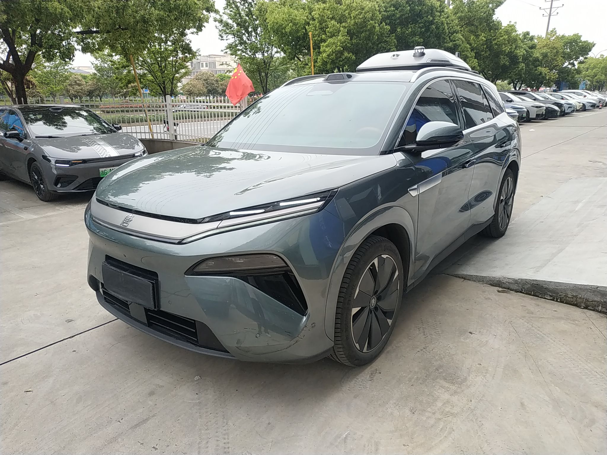 Под передней частью автомобиля