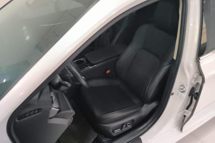 Used Toyota Camry 2024 Dual-Motor 2.0 HGVP Luxury Edition
