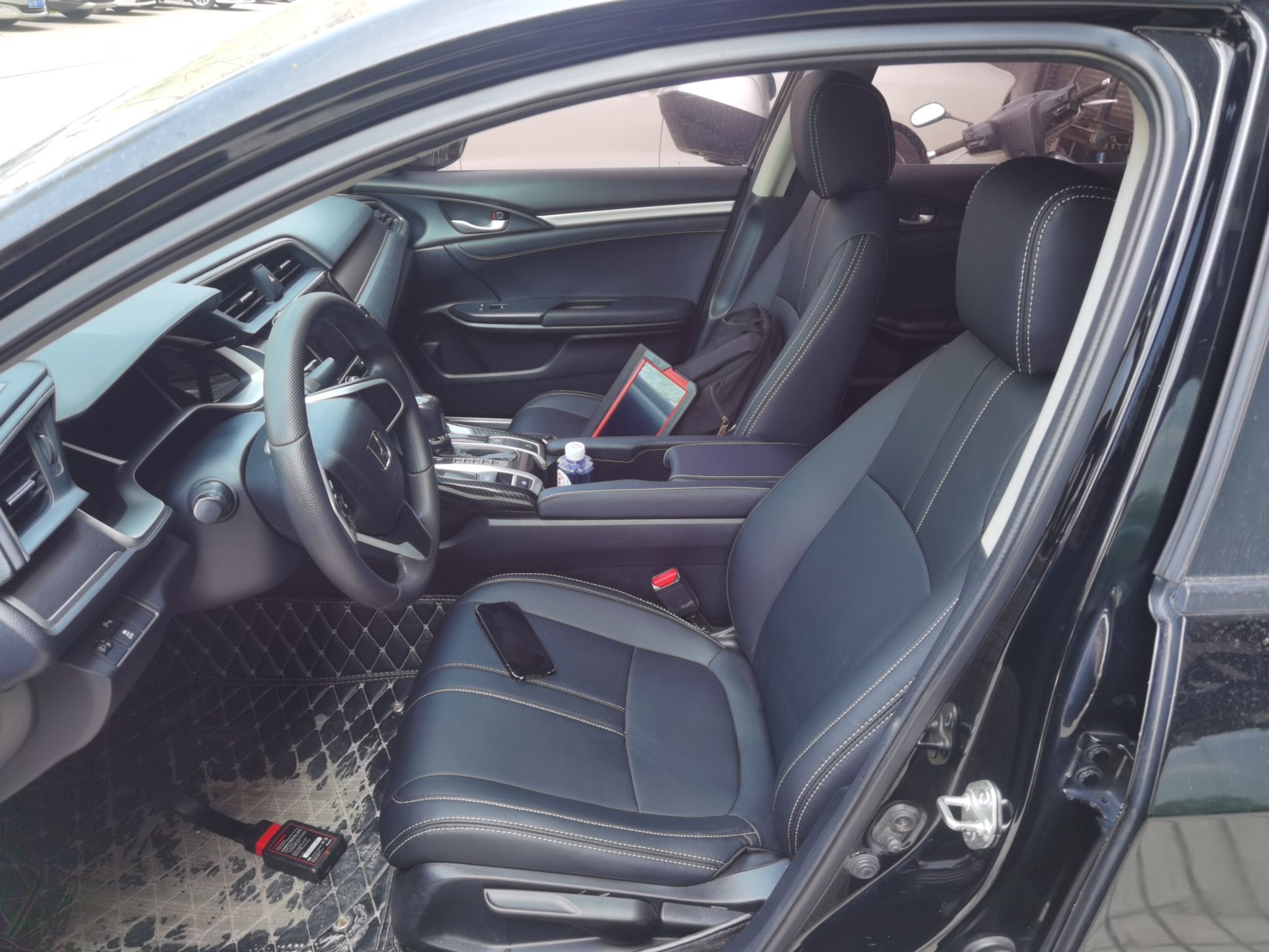 المقاعد الأمامية داخل السيارة