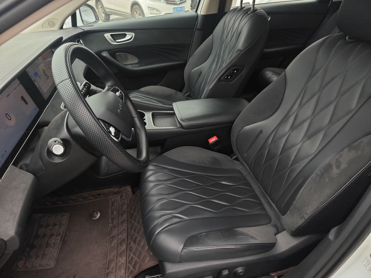 Переднее сиденье в автомобиле