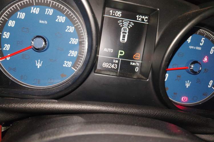 Used Maserati GranTurismo 2007 4.2L Standard Edition Odometer Close Up