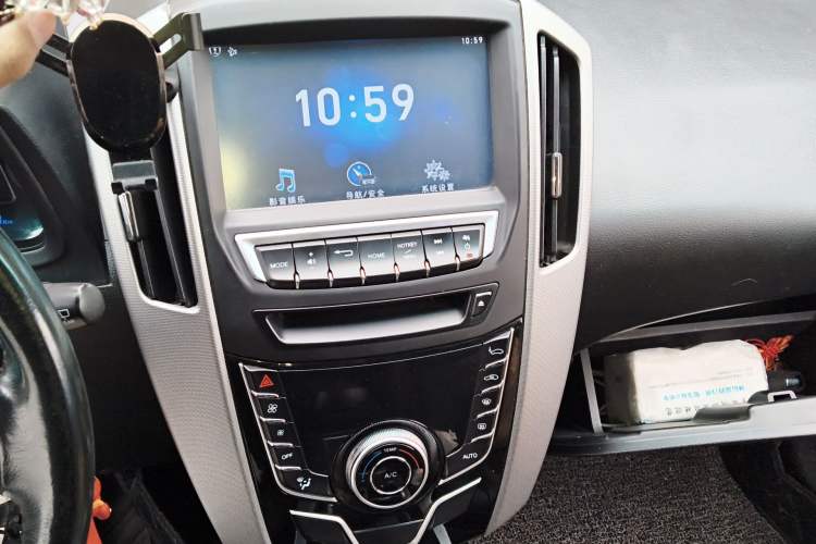 Used Luxgen U6 SUV 2014 1.8T Fashion Edition Audio And AC Panel