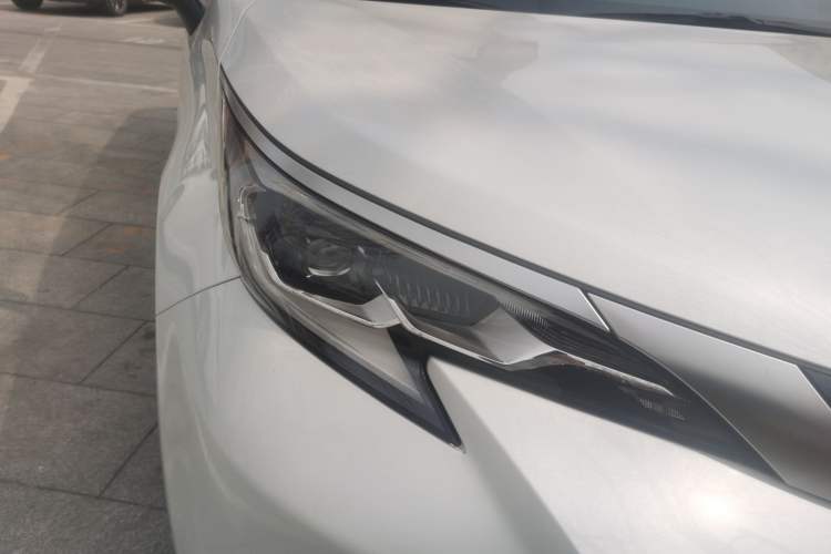 Used Toyota SIENNA 2023 2.5L Hybrid Deluxe Edition Right Front Headlight