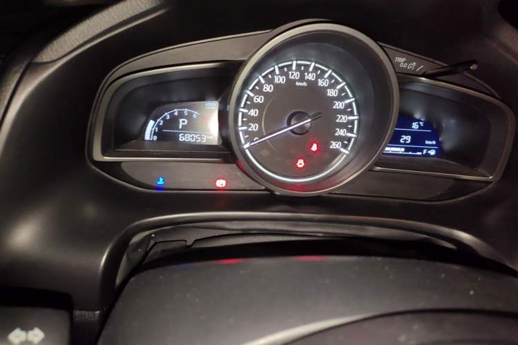 Used Mazda 3 Axela 2017 Sedan 1.5L Automatic Luxury Model Emission Standard China V Odometer Close Up