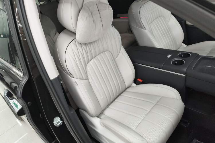 Used VOYAH Dream 2025 EV Four-Wheel Drive Flagship Kunpeng Edition
