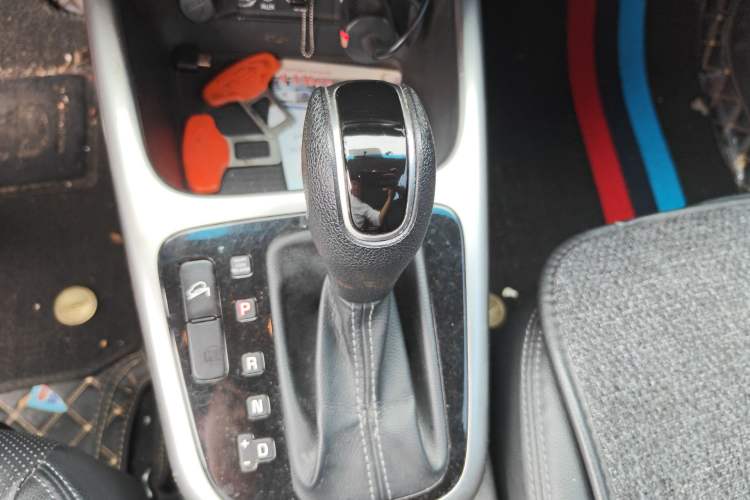 Used Kia KX3 2015 1.6L Automatic Two-Wheel Drive DLX Gear Lever