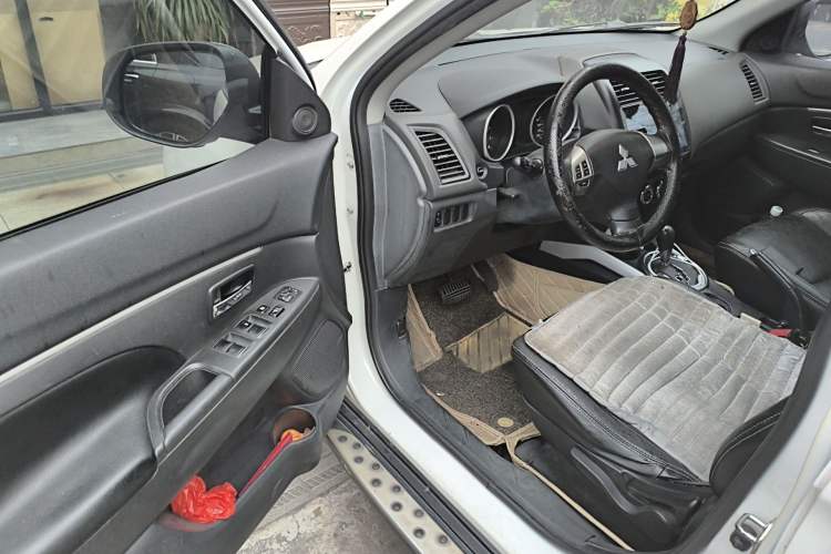 Used Mitsubishi ASX 2013 2.0L CVT Two-Wheel Drive Elite Edition Driver Seat