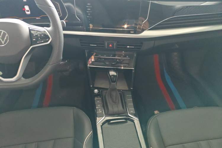 Used Volkswagen Passat 2024 330TSI Elite Edition Audio And AC Panel