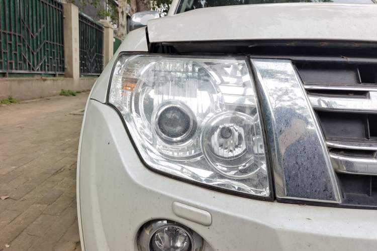 Used Mitsubishi Pajero 2014 3.0L Elite Upgrade Edition Right Front Headlight