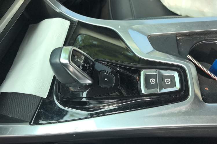 Used Lynk & Co 01 2017 2.0T Two-Wheel Drive Zhaopu Version Gear Lever