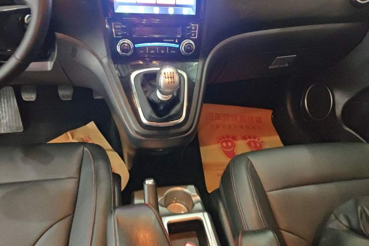 Used Haval H6 2015 Upgraded Model 1.5T Manual Two-Wheel Drive Elite Version Gear Lever