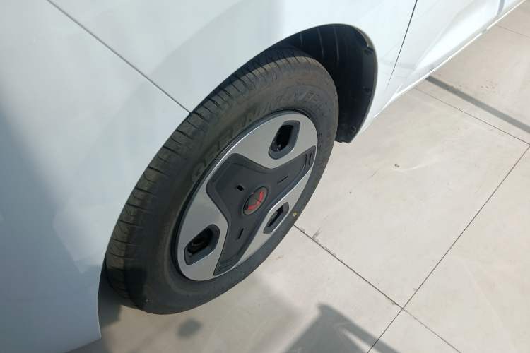 Used Wuling Zhiguang New Energy 2025 Comfort Model Left Front Wheel Hub