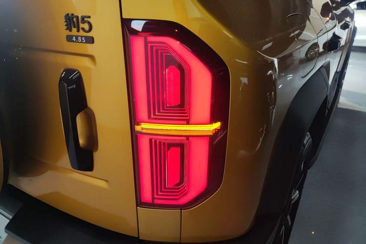 Used Formula Leopard 5 2023 Navigator Edition
