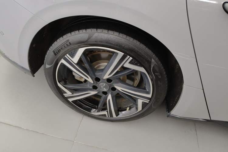 Used Hongqi EH7 2024 760 Pro+ Four-Wheel Drive Version Right Rear Wheel Hub