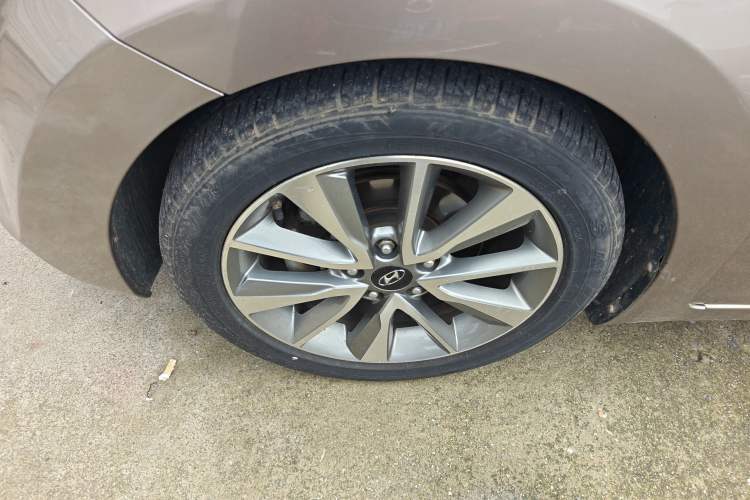 Used Hyundai Elantra (5th Generation / Langdong) 2015 1.6L Automatic Leading Model Left Front Wheel Hub