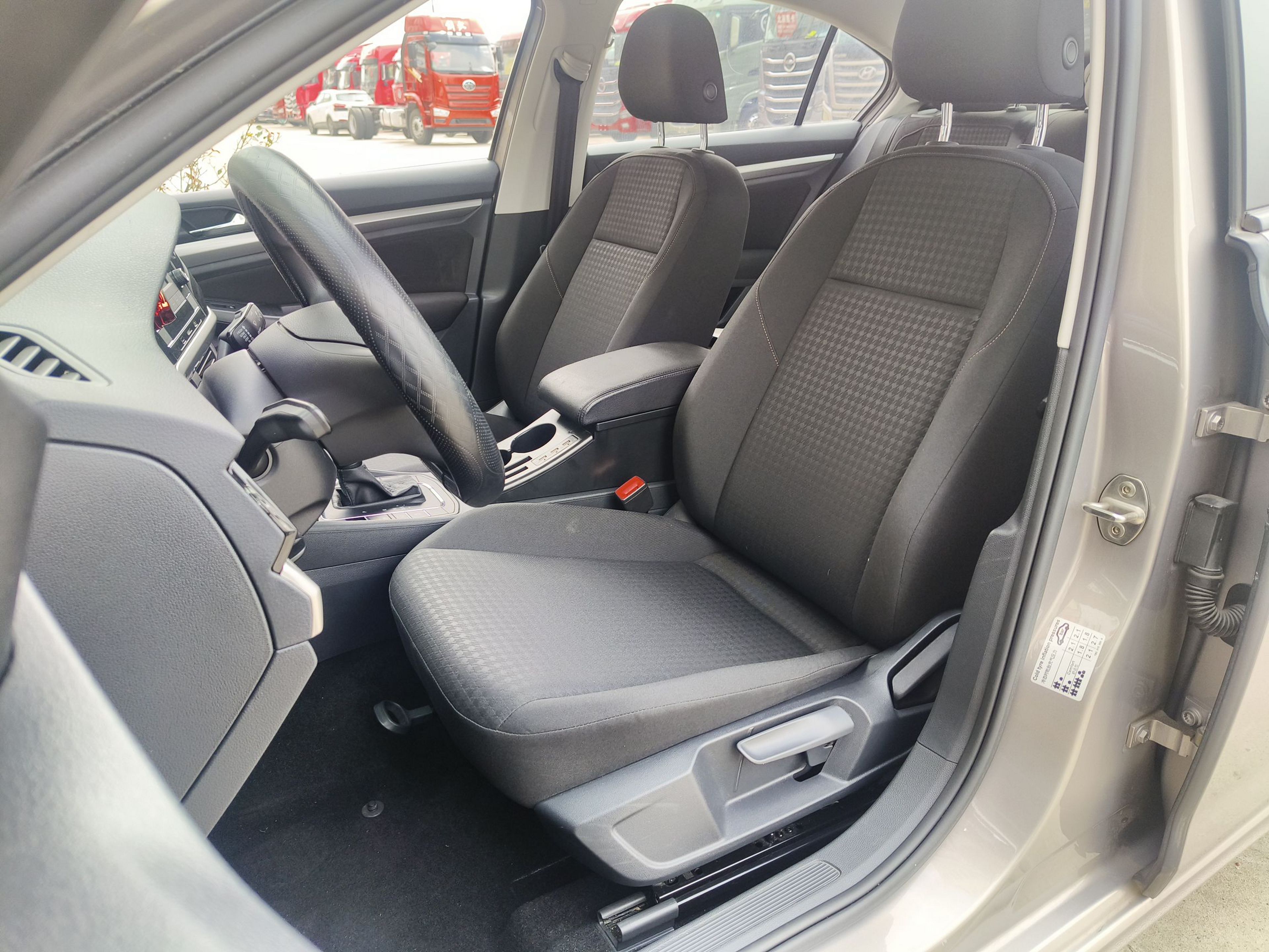 Переднее сиденье в автомобиле