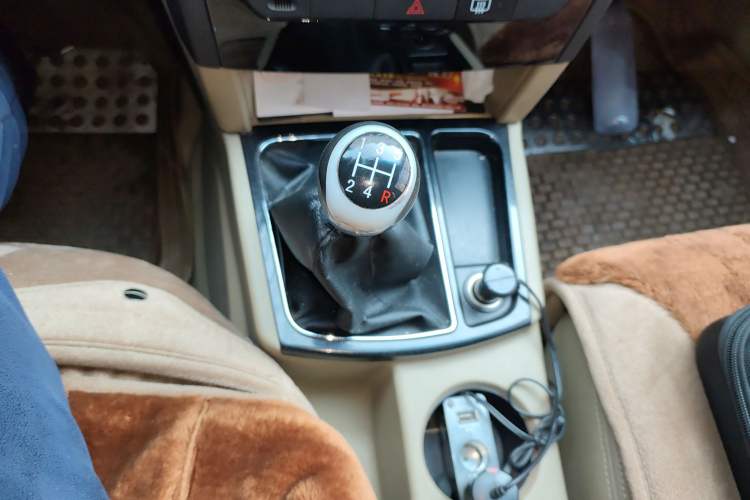 Used JMC Yusheng S350 2011 2.4T Two-Wheel-Drive Luxury 5-Seater Gear Lever