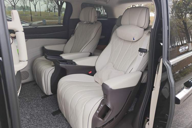 Used Denza D9 2024 DM-i 1050 Luxury Model Interior 4