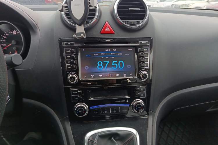 Used Haval H6 2013 Upgraded Model 1.5T Manual Two-Wheel Drive Elite Version Audio And AC Panel