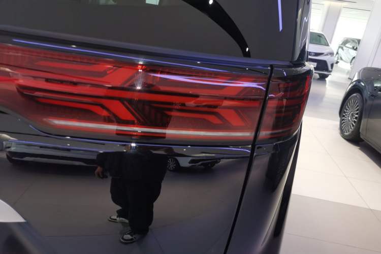 Used Denza D9 2025 DM-i Smart Drive 1020 Four-Wheel Drive Deluxe Model
