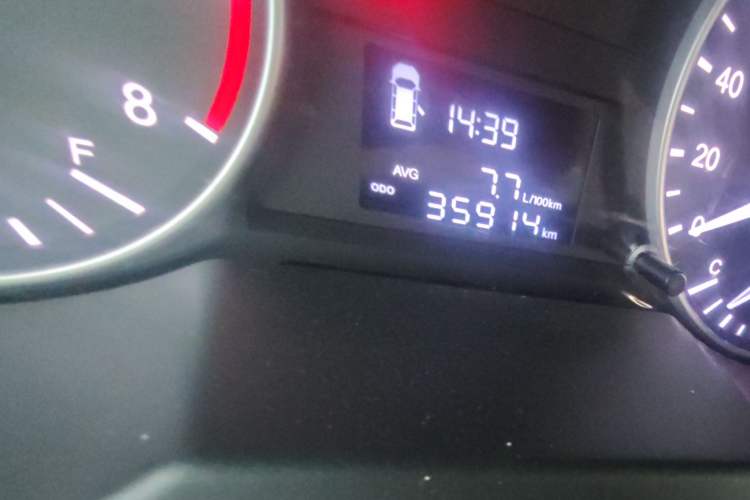 Used JAC Refine M3 2023 PLUS 1.5T 5/7-seat Classic Edition Odometer Close Up