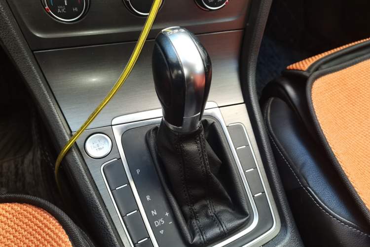 Used Volkswagen Golf 2016 230TSI Automatic Luxury Version Gear Lever