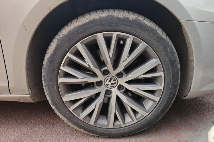 Used Volkswagen FAW-Volkswagen CC 2016 1.8TSI Luxury Model Right Front Wheel Hub