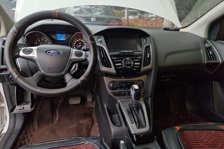 Used Ford Focus 2012 Sedan 1.6L Automatic Fashion Edition Center Console