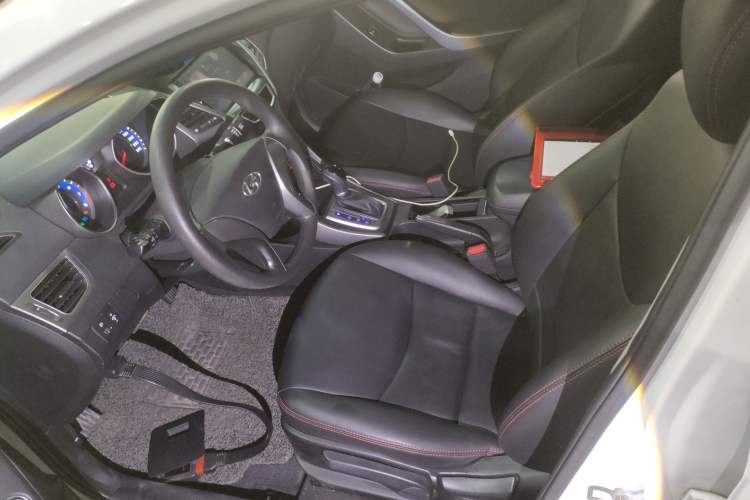 Used Hyundai Elantra (5th Generation / Langdong) 2016 1.6L Automatic Smart Version
