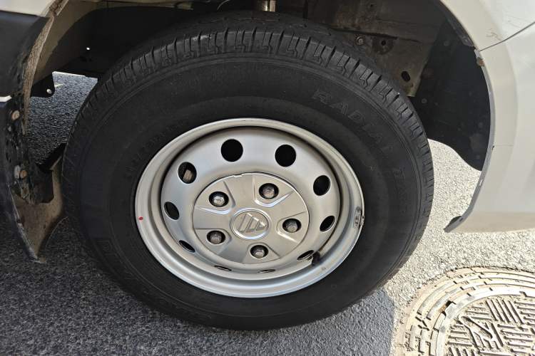 Used Foton Toano 2023 Joy Elephant Multi-Function 2.0T Manual Long-Wheelbase Mid-Roof Model with Single Rear Tire Available in 5/6/7/9-Seater Configurations
