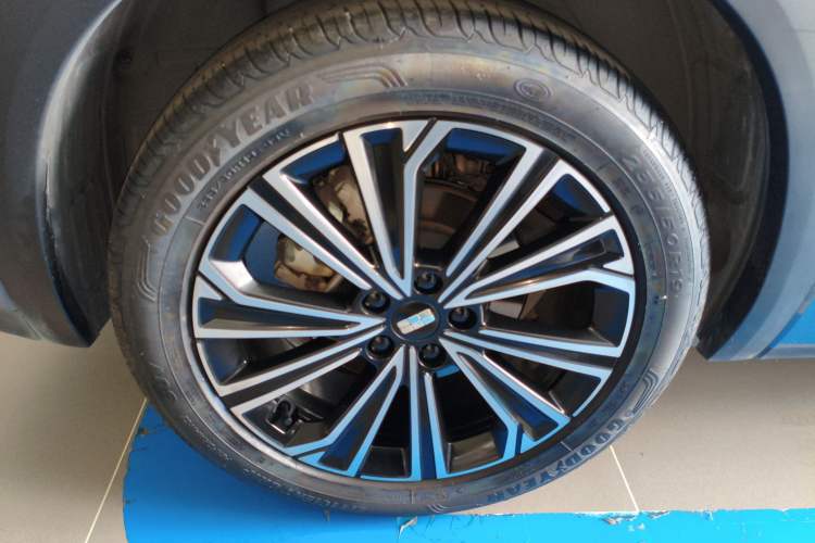 Used Geely Galaxy Xingjian 7 EM-i 2025 120km Flagship Edition Right Rear Wheel Hub