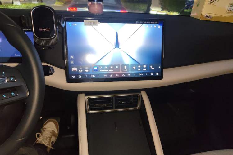 Used BYD Yuan UP 2025 Intelligent Driving Version 401 KM Dynamic Edition Audio And AC Panel