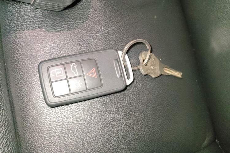 Used Volvo V40 2015 1.6T Zhiyi Edition
