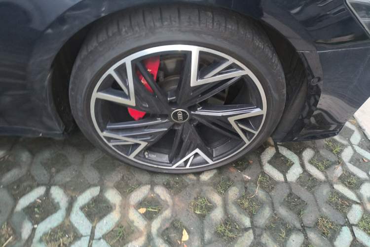 Used Audi A7L 2024 45 TFSI quattro Black Warrior Edition Right Front Wheel Hub